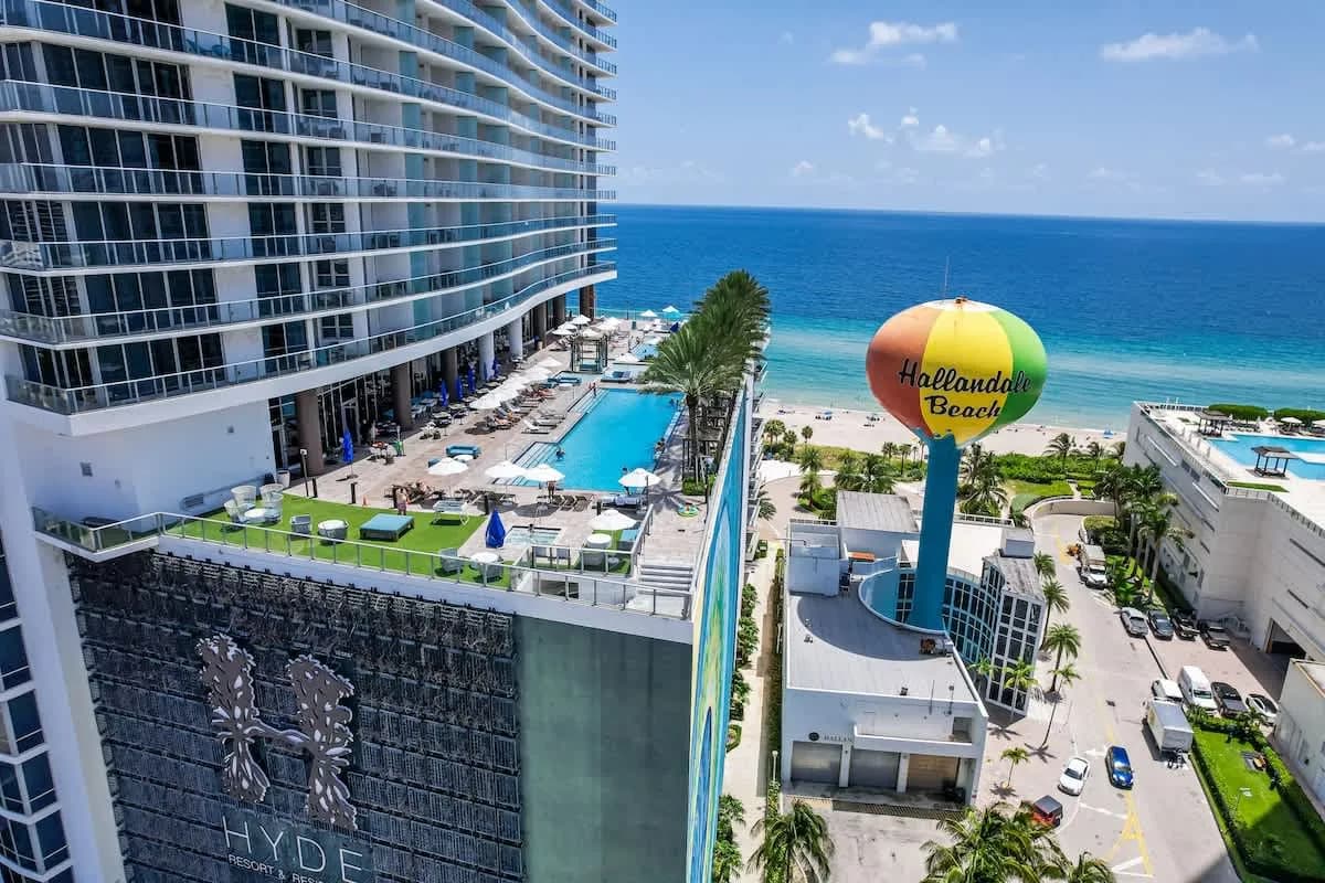 Poolside Bar | Refreshing Drinks | Beach view

