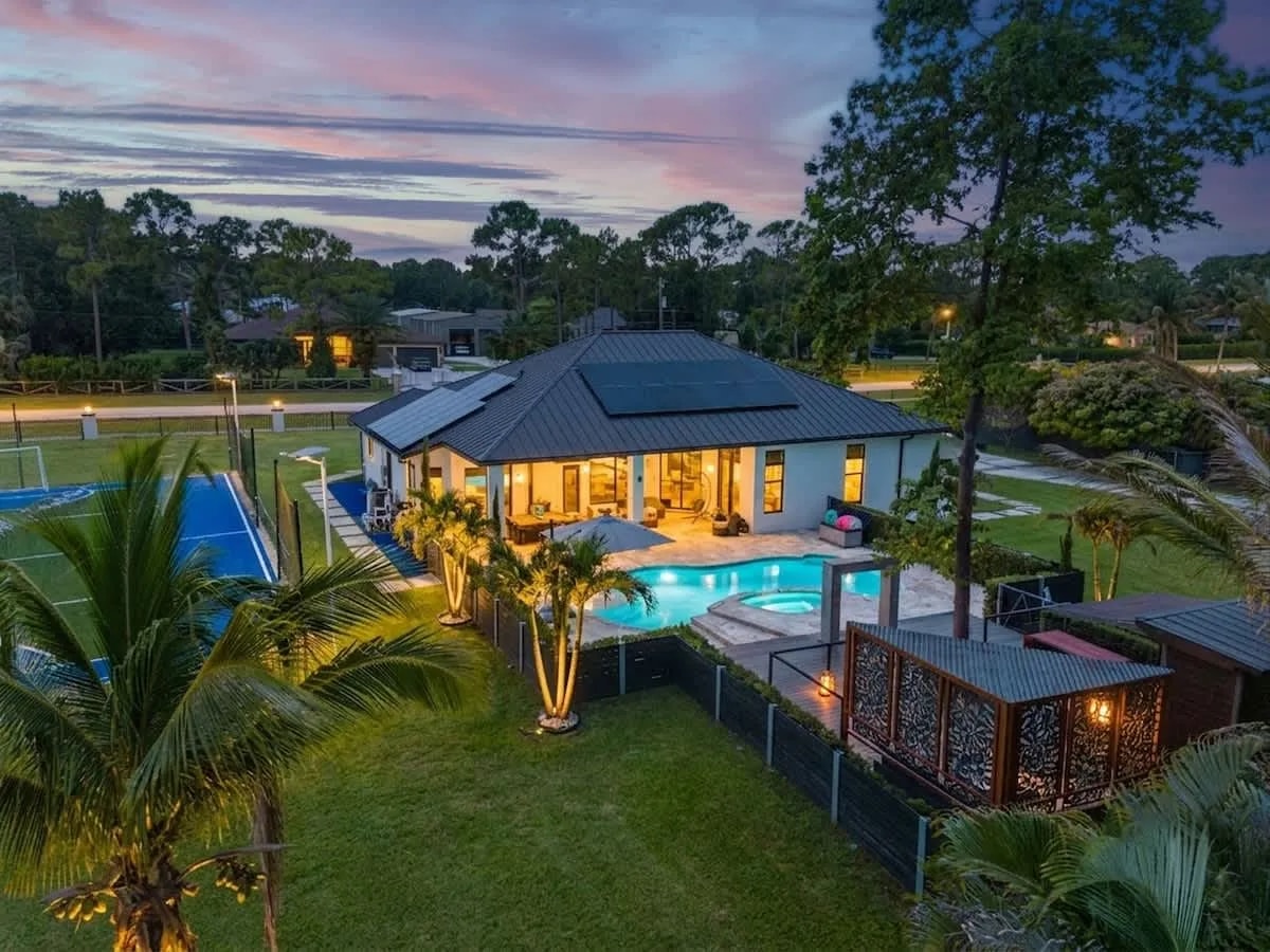 Luxury Palm Villa | Pool, Fire pit & Sports Court