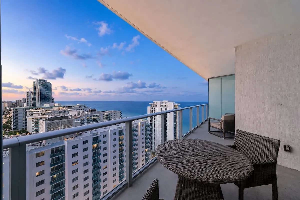 Luxe Condo l Ocean & City view | Gym, Beach Access