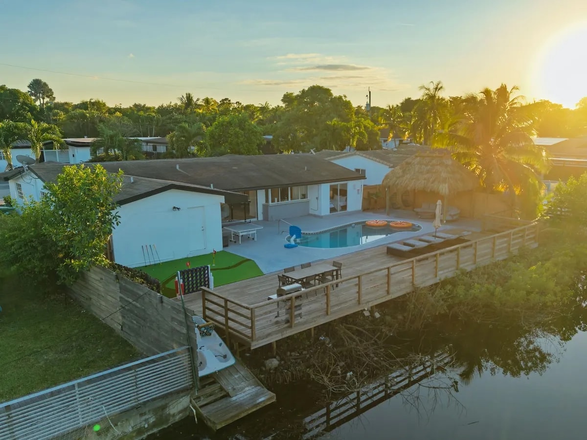 Waterfront Villa  5 min Aventura  Cool Amenities